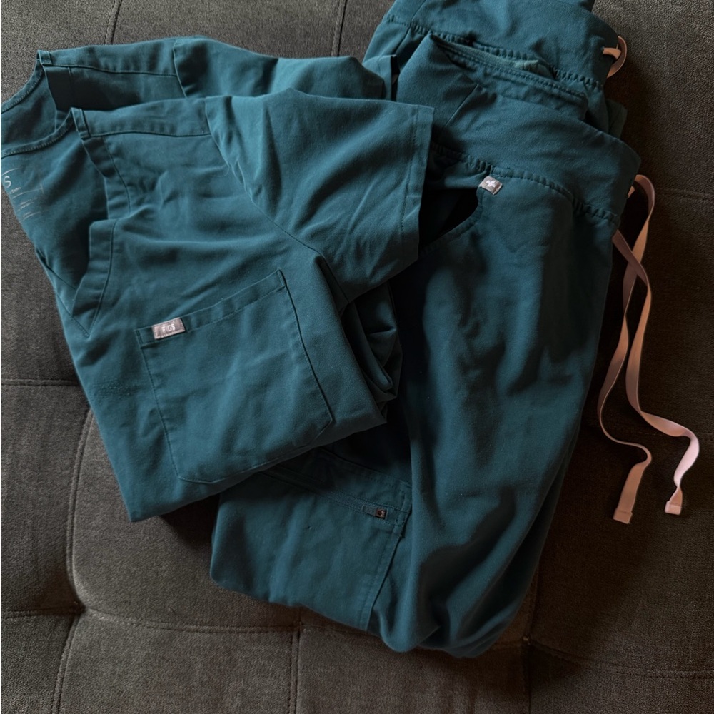 FIGS jogger pair